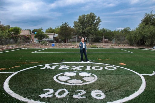 La construcción de una nueva cancha deportiva en el Ejido La Cuchilla avanza con supervisión municipal para fortalecer la convivencia social y fomentar