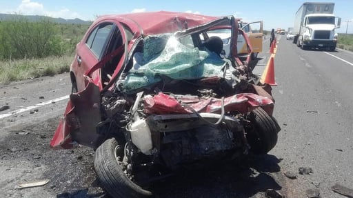 El accidente movilizó a cuerpos de auxilio de Mina.  Un aparatoso choque frontal entre un automóvil compacto y una camioneta pick up dejó como saldo