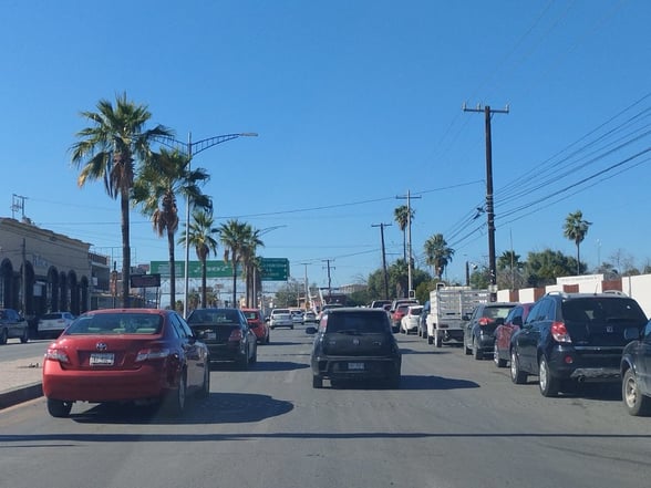 VIALIDAD RIESGO La infraestructura vial es rebasada por el tráfico actual.  La carga vehicular en Monclova rebasa la infraestructura vial y sincronización de los semáforos