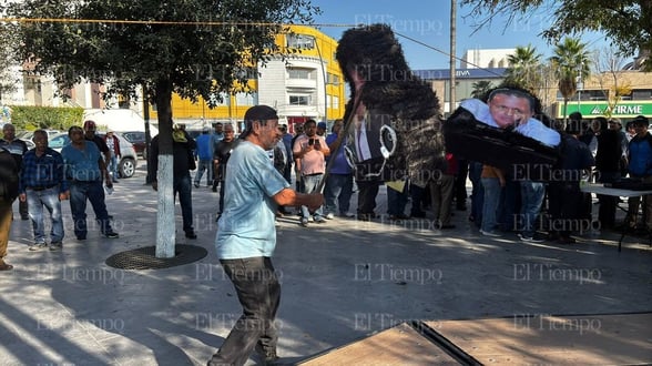 AHMSA El evento refleja la molestia de los empleados afectados por la crisis de AHMSA.  En señal de repudio por el daño que aseguraron les han hecho a miles