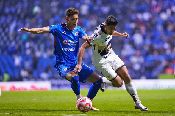 FUTBOL    En un partido lleno de polémica y emociones, Pumas remontó a Cruz Azul, le quitó el primer lugar y aseguró su boleto al Play-In.  Pumas logró una victoria