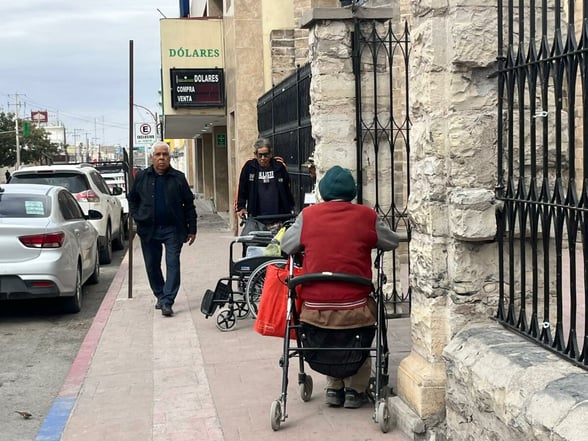 FRENTE FRÍO La mañana inició con un ambiente fresco y un cielo parcialmente nublado.  Los ciudadanos de Monclova ya desempolvaron los suéteres y chamarras ante la llegada