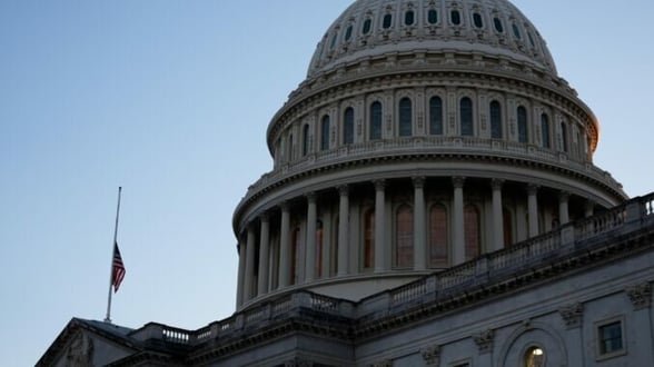 INTERNACIONAL  El Senado de Estados Unidos consiguió aprobar el voto de procedimiento que permite avanzar hacia un proyecto de ley que desbloquee fondos para reabrir