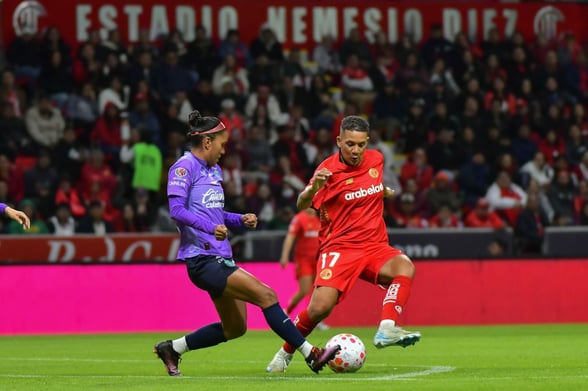 FUTBOL    Chivas derrotó 2-0 a Toluca con doblete de Alicia Cervantes. Avanzan a Semifinales del Apertura 2025 para enfrentar al América.  Con un contundente triunfo
