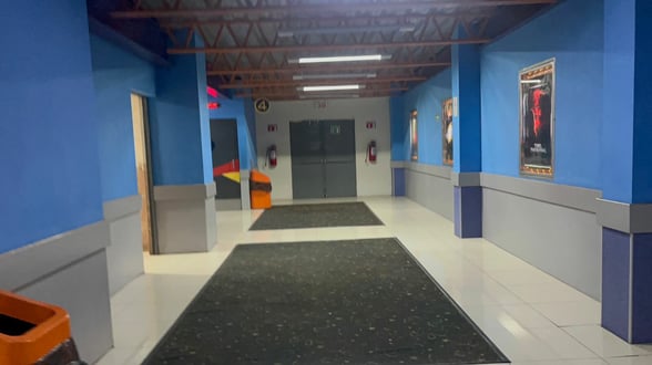 CINE Tras más de 19 años de proyecciones, Río Cinemas cierra sus puertas en Sabinas, dejando nostalgia y afectando a siete empleados locales.  Cierre de Río Cinemas