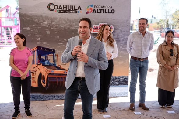 MUNICIPIO    Alcalde entrega una nueva plaza rehabilitada para fortalecer comunidad y mejorar calidad urbana. El alcalde de Saltillo, Javier Díaz