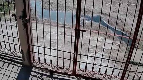 DRENAJE Acumulación de aguas negras en la calle Julián Galván ha generado malos olores y afectaciones en viviendas, por lo que los residentes piden intervención