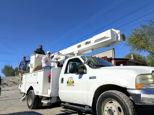 ALUMBRADO El alcalde de Nueva Rosita, Oscar Ríos Ramírez, recorre colonias impulsando la instalación de luminarias LED, con metas de seguridad y ahorro energético