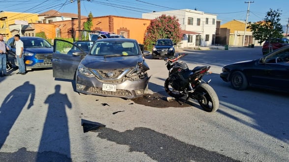 CHOQUE  La conductora habría ignorado un señalamiento de alto.  La tarde de este lunes, dos jóvenes que viajaban en una motocicleta resultaron lesionados luego