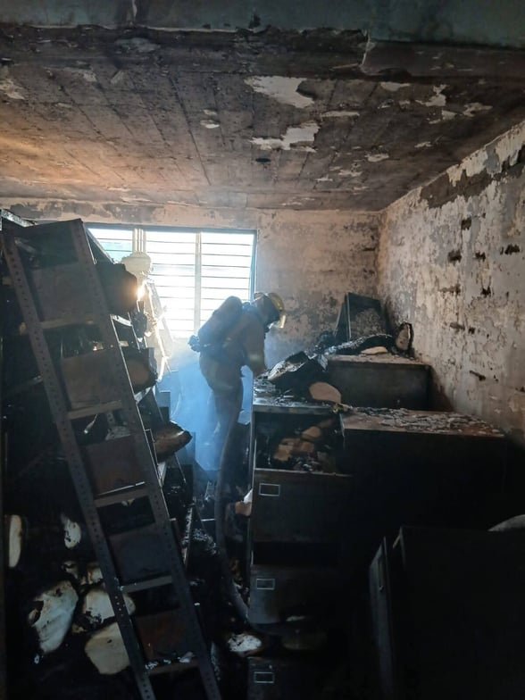 INCENDIO Fuerte movilización en la Zona Centro de Monclova.  Las deterioradas instalaciones del recinto sindical de la Sección 147 terminaron nuevamente bajo