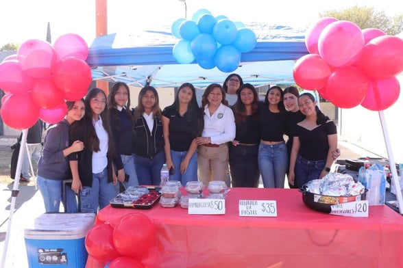 EDUCACIÓN  La UTRC participó en el Proyecto de Emprendimiento y Liderazgo de la Preparatoria EBURR, destacando la organización del evento y el entusiasmo mostrado