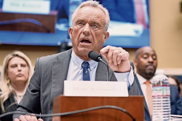 VACUNACIÓN Robert F. Kennedy Jr., instruyó a los Centros para el Control y la Prevención de Enfermedades (CDC) a modificar su sitio web, eliminando la afirmación