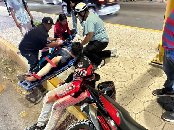 SEGURIDAD El Accidente movilizó a los cuerpos de rescate y seguridad.  Una joven pareja de motociclistas resultó lesionada tras derrapar y caer mientras circulaba sobre