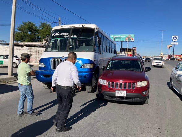 SEGURIDAD El tráfico se complicó en la zona  Un aparatoso accidente registrado la tarde del martes en el bulevar San José y la calle Nuevo Laredo paralizó durante varios