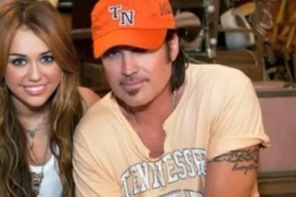 MILEY CYRUS Una disputa legal sacude el entorno de Miley Cyrus, luego de que una mujer se declarara su madre biológica y Billy Ray Cyrus respondiera legalmente.  Billy