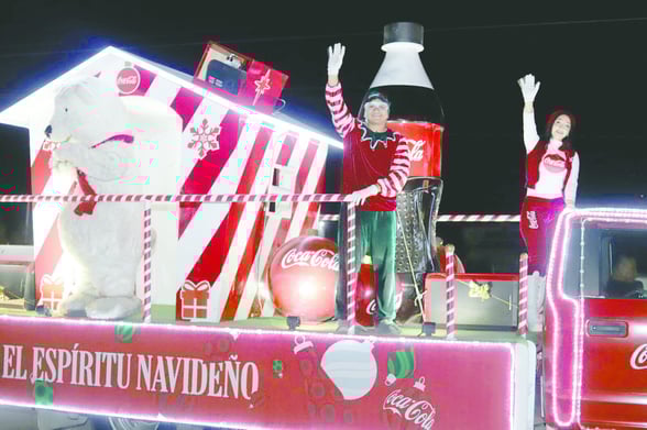 MUNICIPIO TRADICIÓN niños y familias disfrutaron recorrido con luces, personajes y música, celebrando juntos la magia navideña. Sabinas se llenó de luces, alegría
