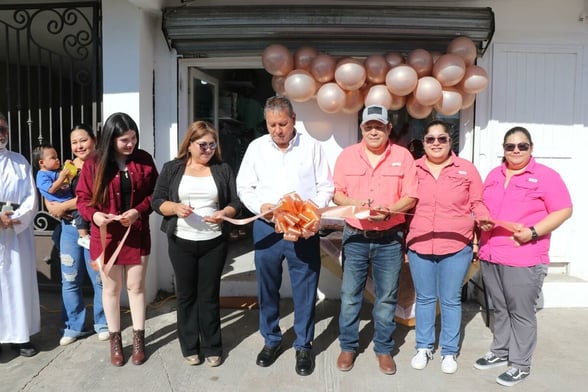  APERTURA El alcalde Óscar Ríos Ramírez apoyó la apertura de Sky Shop en Nueva Rosita, destacando el impulso al emprendimiento local y entregando un donativo