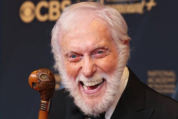 FAMOSOS ¡Feliz cumpleaños, Dick Van Dyke! El icónico actor, cantante y bailarín celebra este sábado sus 100 años y, en fechas recientes, ha compartido algunas