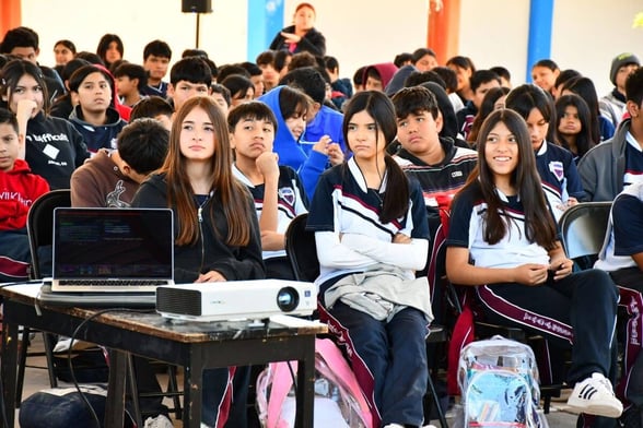 VIVE LIBRE SIN DROGAS    Estudiantes de dos escuelas secundarias del municipio recibieron la visita de la Unidad Móvil “Vive Libre Sin Drogas”, un programa de prevención que busca