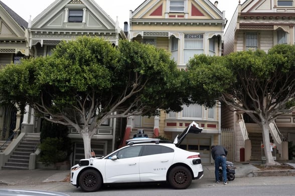 TECNOLOGÍA Un hecho insólito en San Francisco: un robotaxi de Waymo asistió el parto de una pasajera. La tecnología y la respuesta remota fueron clave.  Una mujer