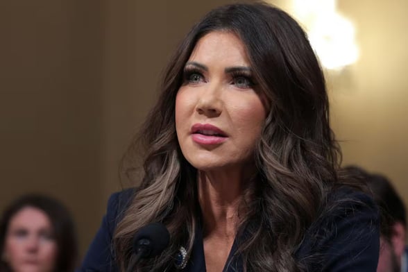 EE.UU La secretaria de Seguridad Nacional de EE.UU., Kristi Noem, exigió la salida de Nicolás Maduro del poder, mientras se intensifica el bloqueo petrolero.