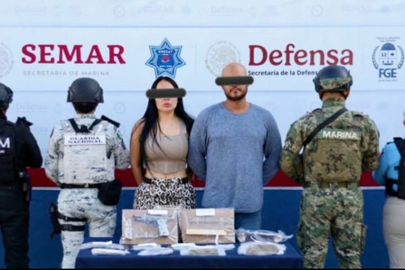 SEGURIDAD La Fiscalía de Quintana Roo detuvo a José Rafael “N”, alias “El Dóber”, y una mujer; aseguraron droga, armas, dinero y un vehículo.  Durante un operativo