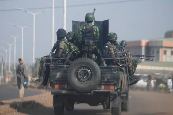 EXPLOSIÓN Un dispositivo explosivo detonó dentro de una mezquita en el mercado de Gamborun en Maiduguri, Nigeria, mientras los fieles oraban.  Un dispositivo