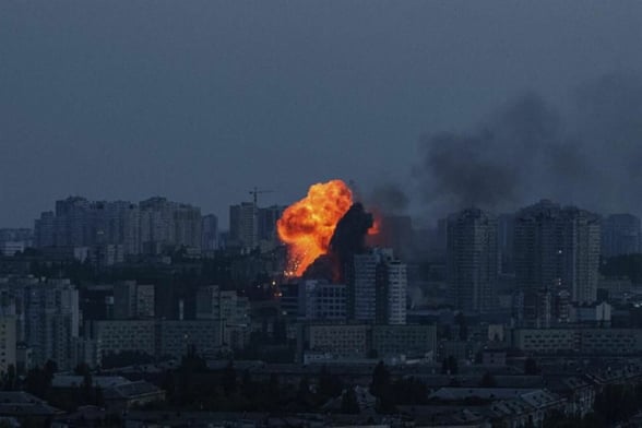 ATAQUE Potentes explosiones sacudieron Kiev la madrugada de este sábado, mientras autoridades ucranianas alertan sobre un ataque masivo ruso y activan