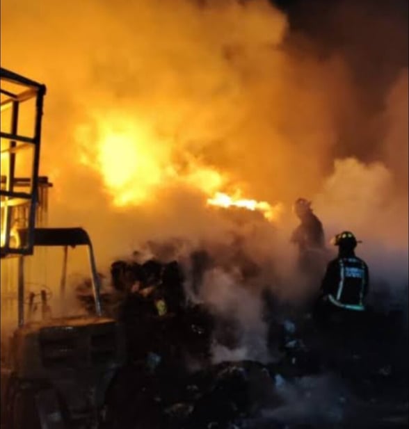 SEGURIDAD Un incendio en una traila llena de desechos estacionada en la colonia Bellavista movilizó a bomberos y autoridades durante la noche, sin reportar lesionados.
