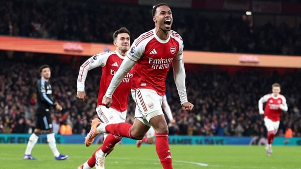 FUTBOL    Con una segunda mitad arrolladora, Arsenal derrotó 4-1 a Aston Villa para afirmarse en la cima de la clasificación de la Premier League.  Arsenal se impuso