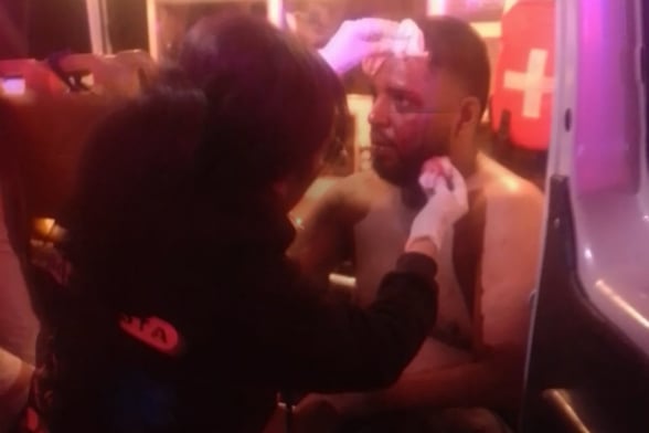 SEGURIDAD Socorristas del Grupo de Urgencias Médicas Coahuila le brindaron los primeros auxilios.  Autoridades de Seguridad Pública y cuerpos de emergencia atendieron