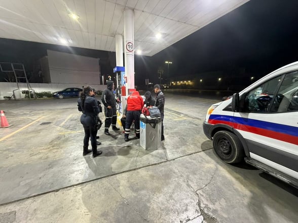 SEGURIDAD Se informó que el incidente pudo haber sido provocado por una baja de presión.   Un despachador de una gasolinera sufrió un desmayo mientras se encontraba