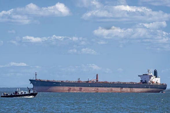 RUSIA Rusia desplegó un submarino y otros medios navales para escoltar al petrolero antes llamado Bella 1, perseguido por Estados Unidos por violar sanciones cerca