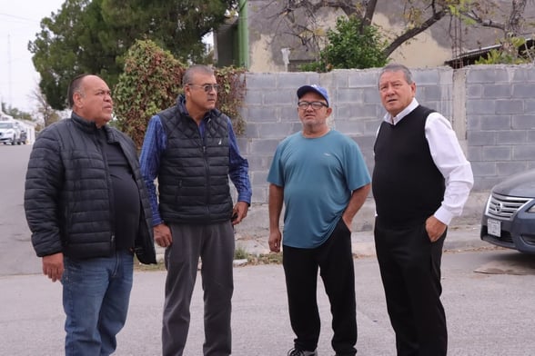 RECORRIDO  El alcalde Óscar Ríos Ramírez recorrió la colonia Sarabia para supervisar la instalación de nuevas luminarias LED y dialogar con los vecinos sobre