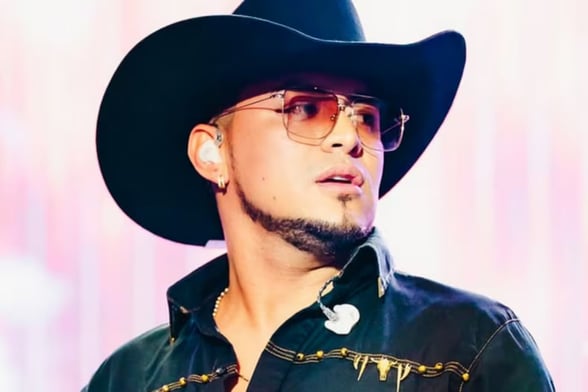  YEISON JIMÉNEZ El cantante colombiano Yeison Jiménez murió junto a cinco personas más tras el accidente de una avioneta que se incendió en vuelo en Boyacá.  El cantante