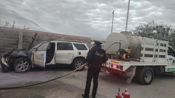 SEGURIDAD Los bomberos lograron controlar el fuego.  Una camioneta GMC Acadia color blanca se incendió la tarde de este sábado mientras se encontraba estacionada