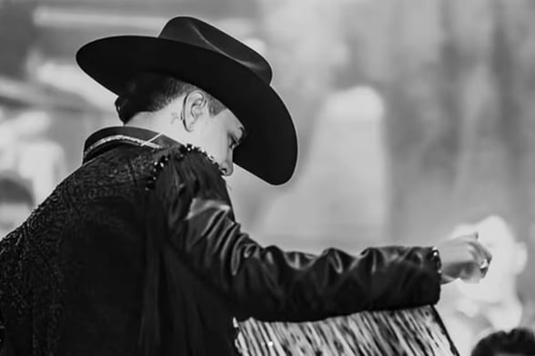 FALLECIDO Yeison Jiménez reveló en una entrevista reciente cómo sobrevivió a un accidente aéreo en 2024, tras soñar tres veces con un siniestro similar.  Tres semanas