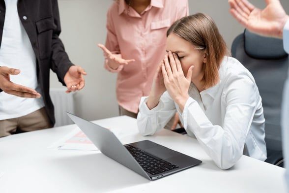 LEY Un criterio de la SCJN redefine la violencia laboral y eleva riesgos penales corporativos, obligando a empresas a fortalecer prevención, compliance