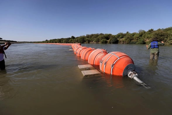INSTALAN BARRERA ACUÁTICA COMO PARTE DEL CONTROL FRONTERIZO Autoridades federales de Estados Unidos supervisaron la instalación de una barrera de boyas acuáticas en el sector de Rio Grande Valley, como parte