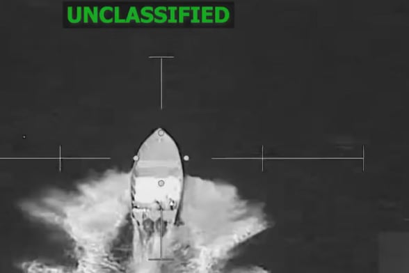 EE.UU Funcionarios revelan que Estados Unidos empleó una aeronave camuflada como civil para atacar una embarcación en aguas cercanas a Venezuela.  El Pentágono