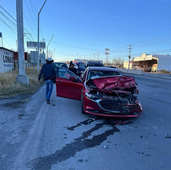 SEGURIDAD El choque por invasión de carril deja dos lesionados en Castaños.  Una joven mujer y su acompañante resultaron lesionados la mañana de este jueves luego