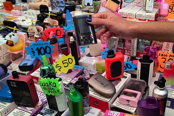 VAPEADORES  A partir de este 16 de enero entra en vigor en México la prohibición total de vapeadores, con sanciones penales y multas económicas para quienes fabriquen,