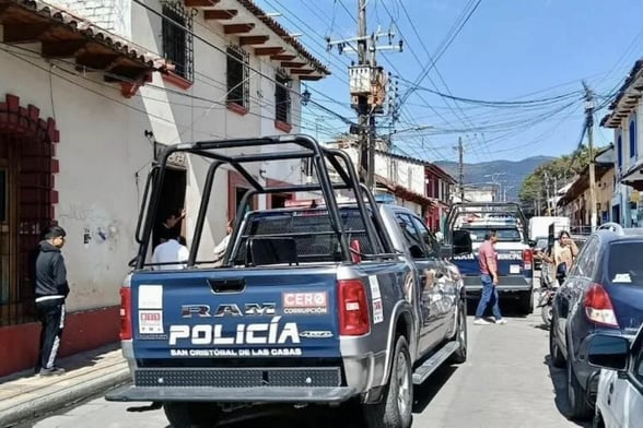 SEGURIDAD Un comandante de la policía municipal fue baleado en San Cristóbal de las Casas; el agresor huyó en motocicleta y la Fiscalía ya investiga el ataque armado.