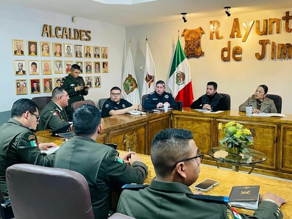 JIMÉNEZ INICIA EL AÑO CON ACUERDOS INTERINSTITUCIONALES DE SEGUR En su primera reunión de seguridad del año, la presidenta municipal Maribel González Espinoza coordinó esfuerzos con el Ejército Mexicano, Guardia Nacional,
