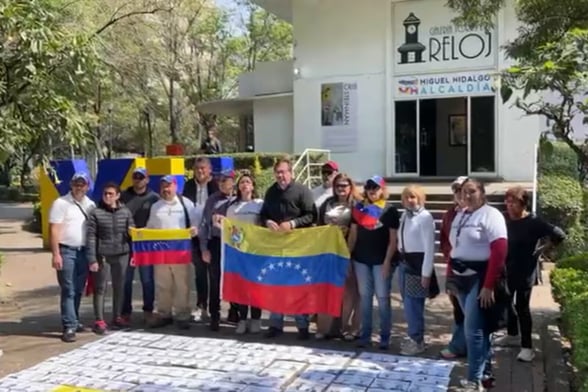 PRESOS POLÍTICOS Un grupo de venezolanos se concentró en Polanco, Ciudad de México, para exigir la liberación de más de 800 presos políticos en Venezuela con fotografías