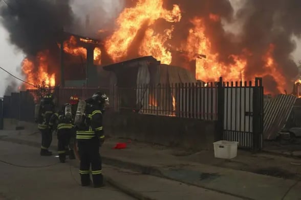 CHILE  Los incendios forestales en el centro-sur de Chile han destruido más de mil 400 viviendas, dejando 19 muertos y miles de personas atrapadas entre el fuego.