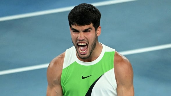 TENIS    Carlos Alcaraz venció con autoridad a Alex de Minaur y accedió por primera vez a semifinales en Melbourne. Ahora está a dos triunfos de un hito histórico.