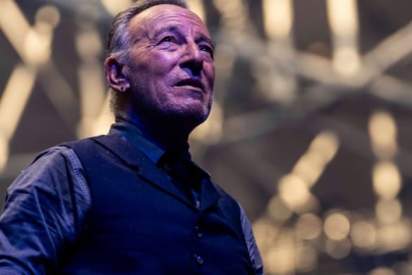 BRUCE SPRINGSTEEN Bruce Springsteen estrenó una canción de protesta contra el ICE y la política migratoria de Donald Trump, dedicada a personas afectadas por redadas recientes