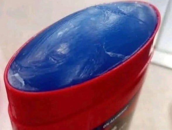 VIRAL Denuncian a un hombre aplicándose un desodorante sin pagar dentro de una Farmacia Guadalajara, y usuarios advierten posible difusión del material.  Un hombre