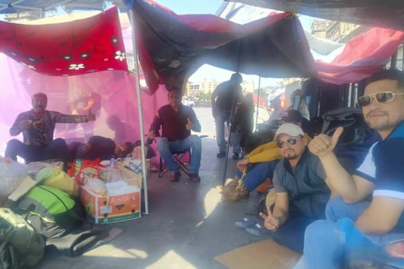 AHMSA  Ex trabajadores de AHMSA sostienen un plantón en el Zócalo capitalino para exigir certeza en pagos pendientes y una reunión directa con la presidenta Claudia